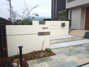 玄関横には目隠しを兼ねた門袖を作成し道路からの視線を遮るように