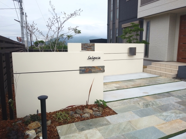 玄関横には目隠しを兼ねた門袖を作成し道路からの視線を遮るように