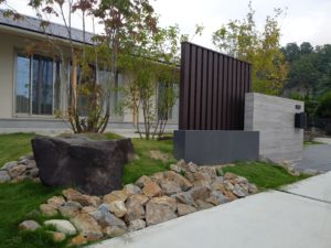 広い敷地を活かし、青々と茂る芝生と、軽やかな雑木を組み合わせた開放感あふれるデザインです。