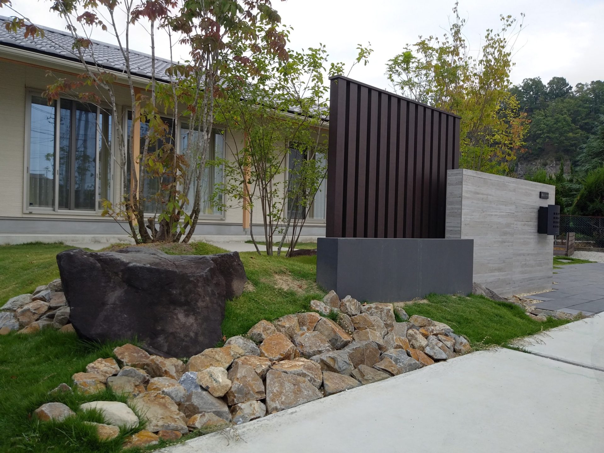 広い敷地を活かし、青々と茂る芝生と、軽やかな雑木を組み合わせた開放感あふれるデザインです。