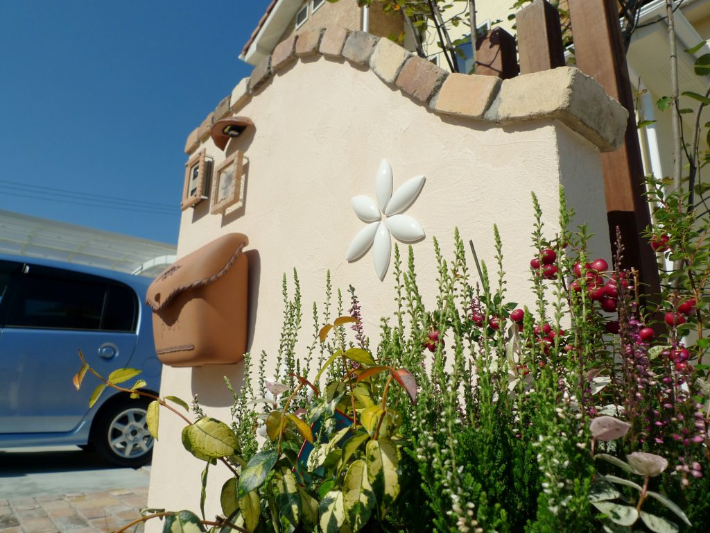 ポストや表札をディーズガーデンで統一