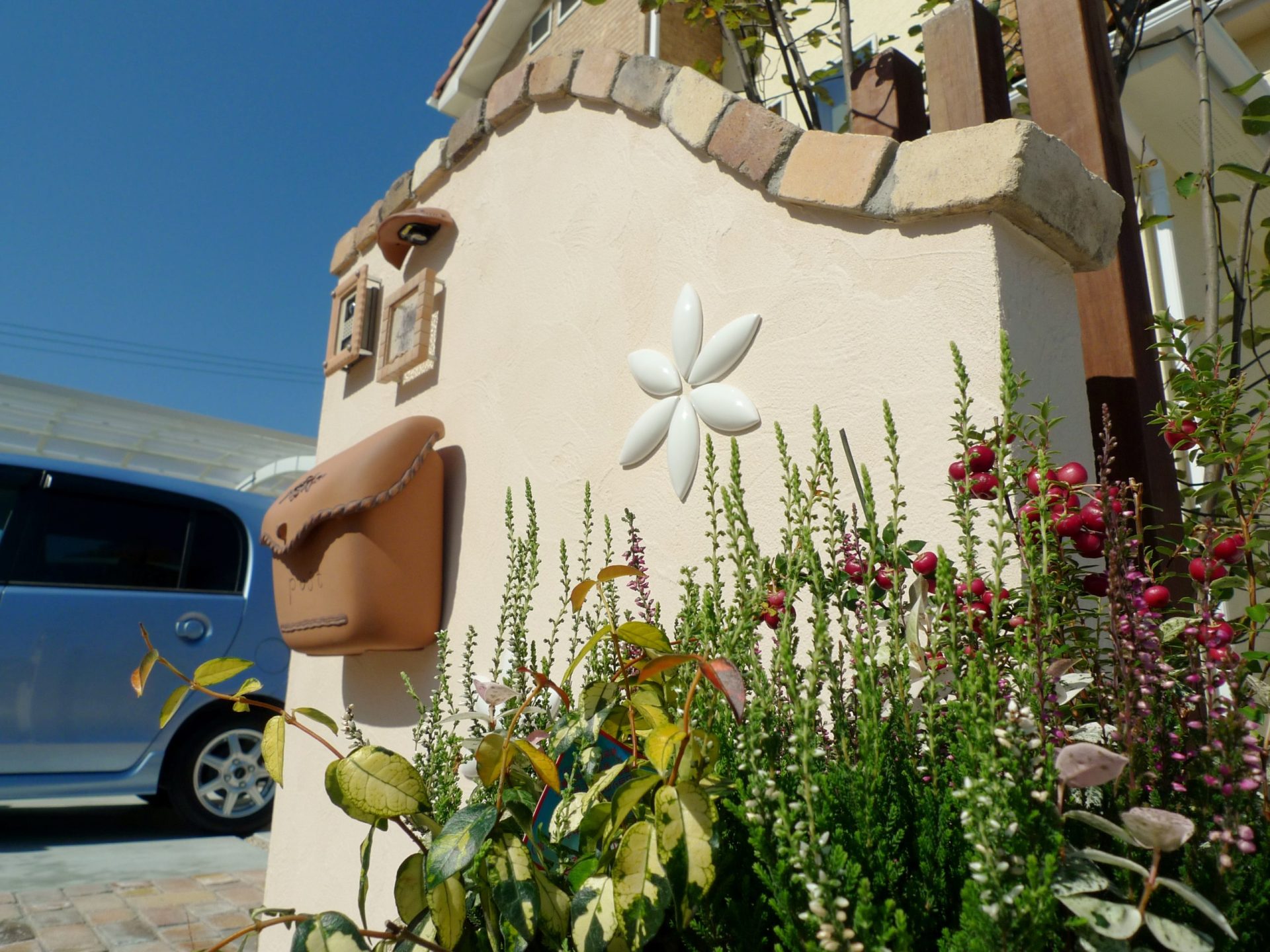 ポストや表札をディーズガーデンで統一