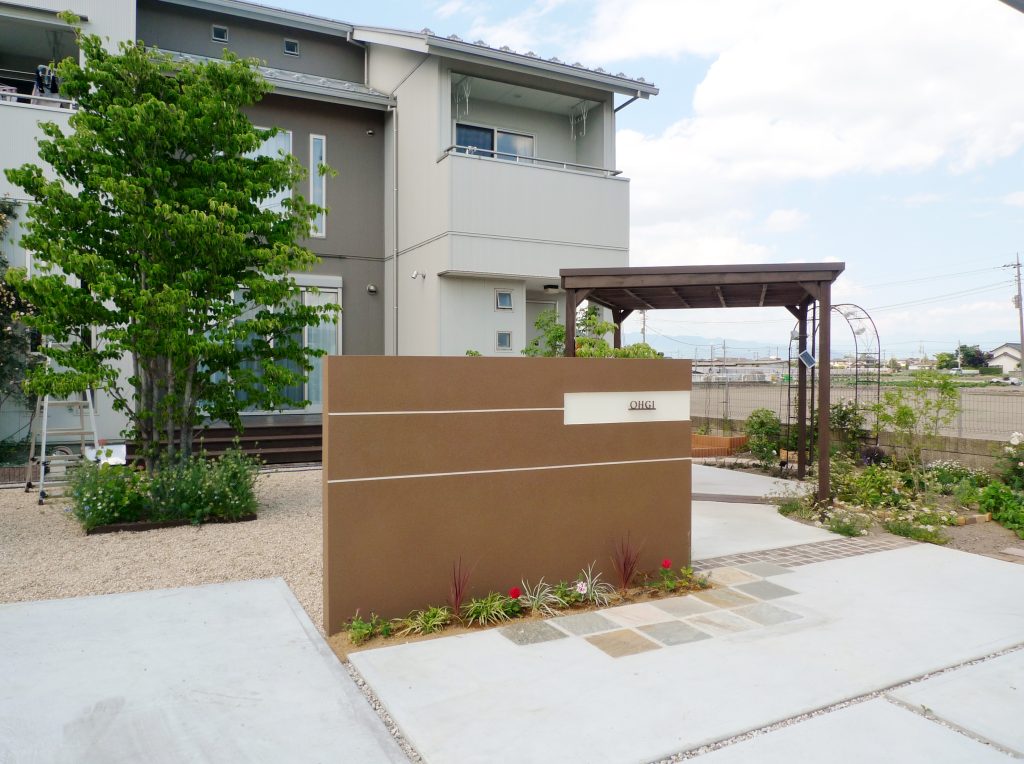 ご自宅にあるパーゴラをつかってデザイン