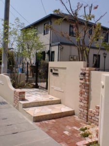 昭和町の街並みに映える、都会的エントランス