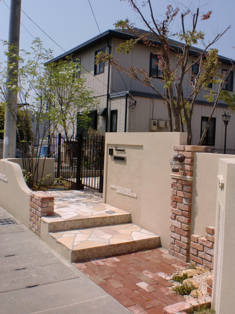 昭和町の街並みに映える、都会的エントランス