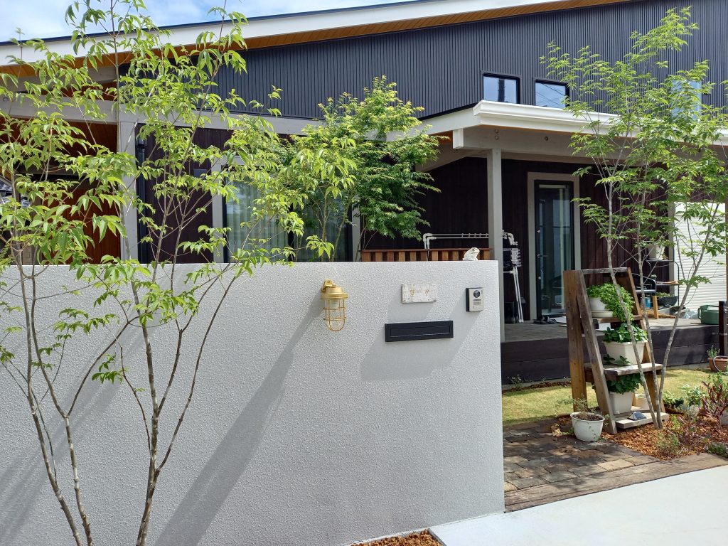 お家の外壁やエントランスが天然木でデザインされていたので、ナチュラルな雰囲気を崩さないお庭にしました。。