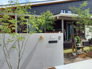 お家の外壁やエントランスが天然木でデザインされていたので、ナチュラルな雰囲気を崩さないお庭にしました。。