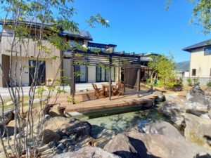 池の上に浮いているかのような開放的なウッドデッキです。