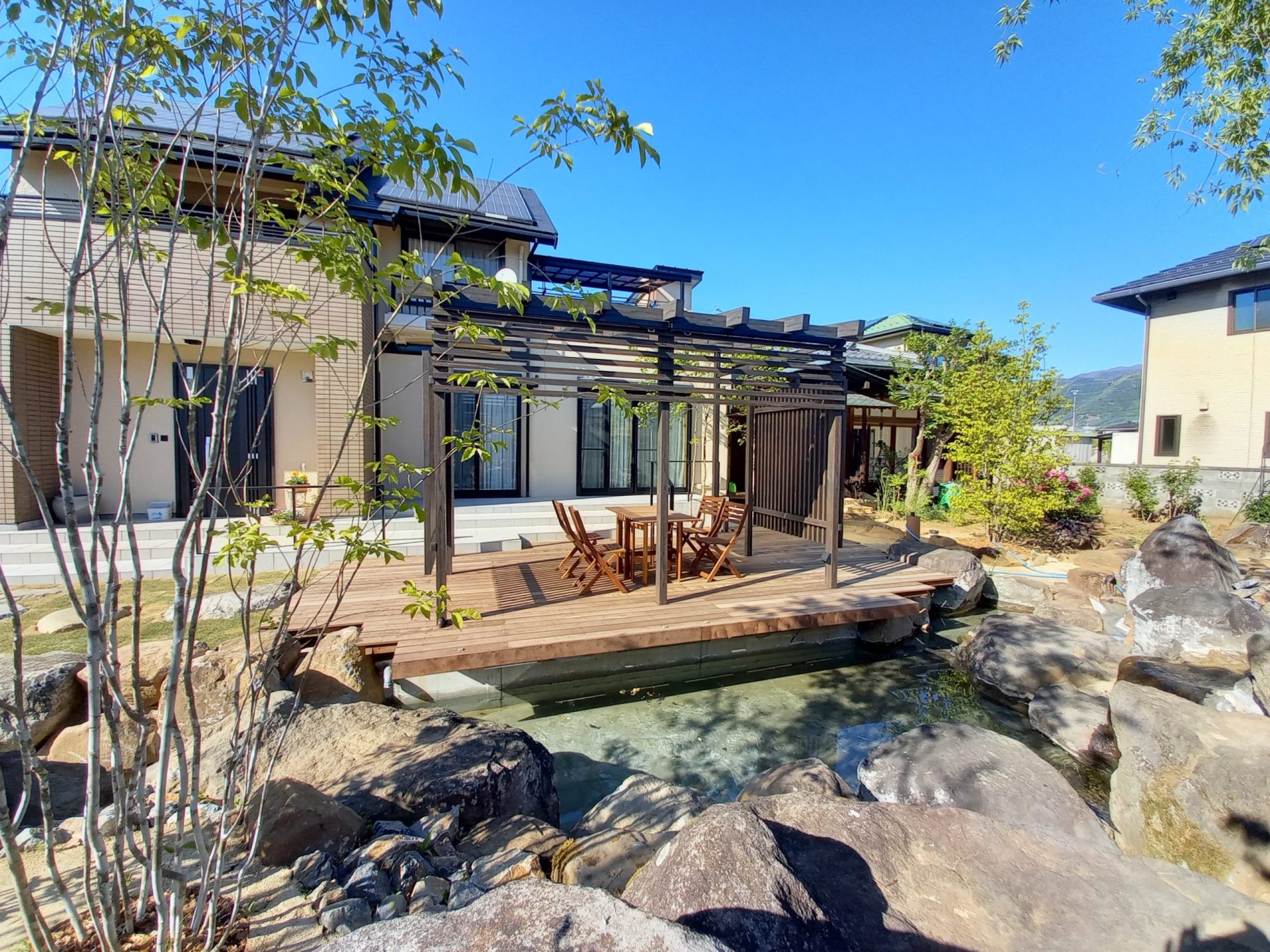 池の上に浮いているかのような開放的なウッドデッキです。