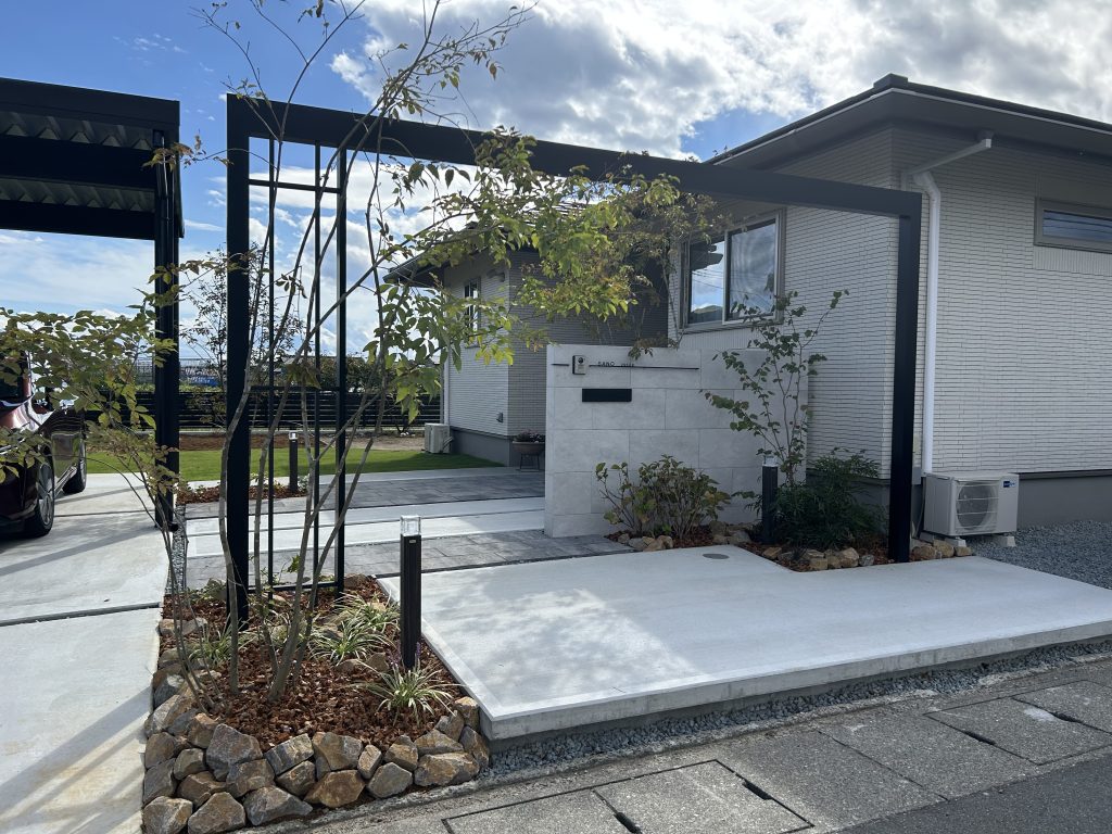 ＬＩＸＩＬの『Ｇフレーム』を活かした水平構成が敷地全体に一体感を生み、広がりを感じさせるファサードに仕上げています。