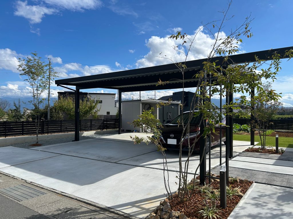 単なる駐車場ではなく、植栽を複数植えることで無機質さを軽減。一体感を感じられる外構を目指しました。