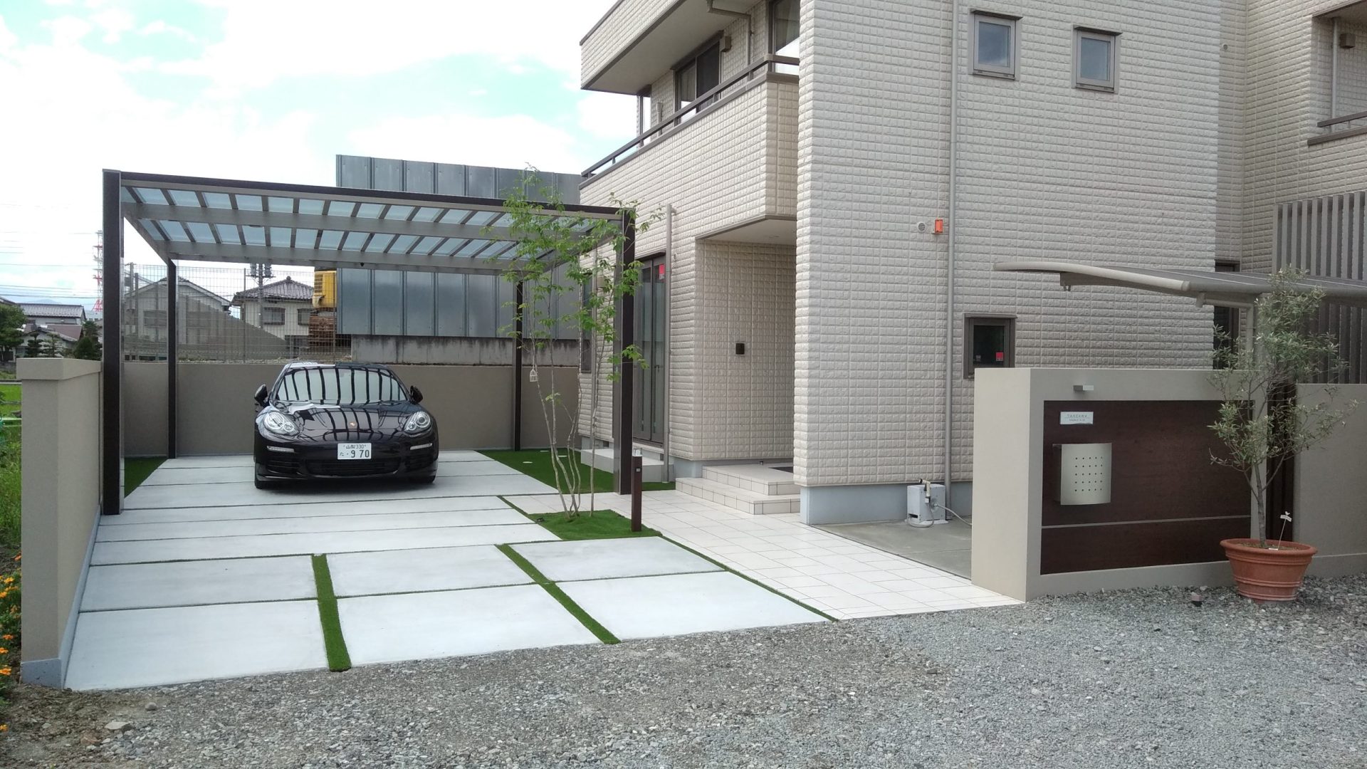 山梨県甲府市の外構施工例｜アイガーデン｜モダンエントランスとカースペースの融合