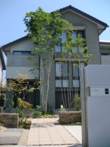 山梨県甲府市の外構施工例。雑木の庭と割栗石、モダンなアプローチが調和したナチュラルモダンなエクステリア。