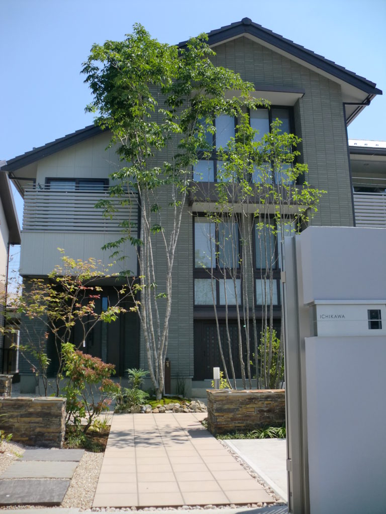 山梨県甲府市の外構施工例。雑木の庭と割栗石、モダンなアプローチが調和したナチュラルモダンなエクステリア。