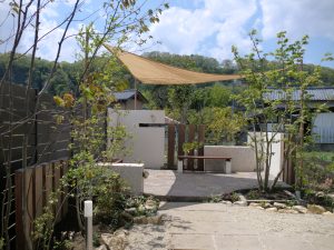 強い日差しを優しく和らげるターフ（シェード）