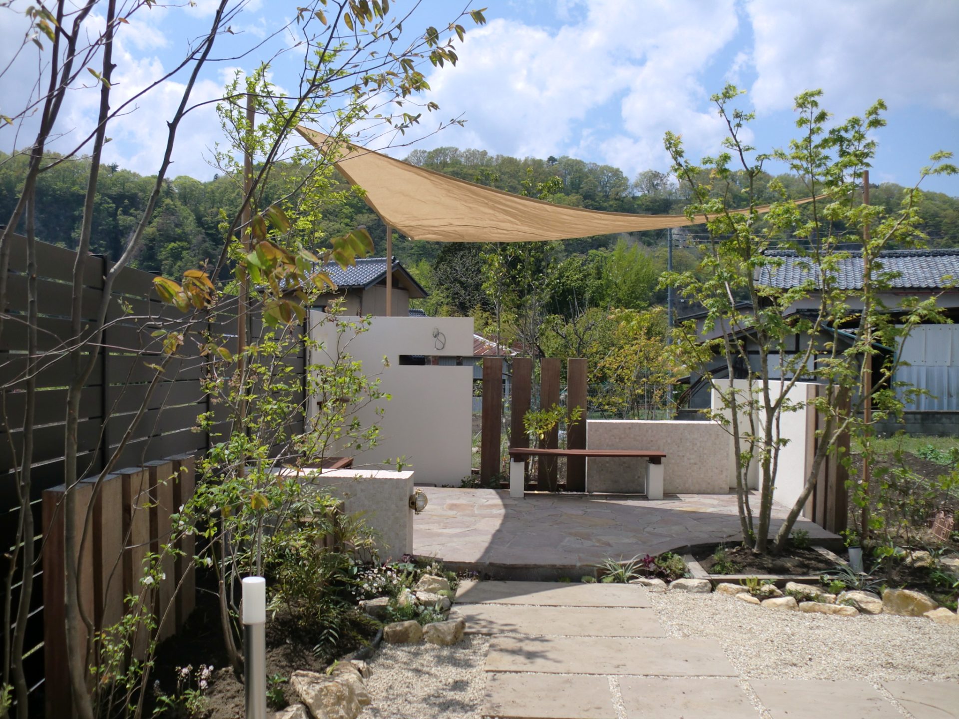 強い日差しを優しく和らげるターフ（シェード）