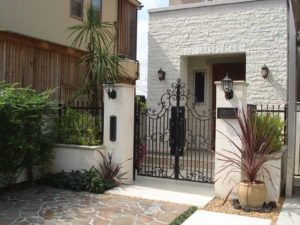 山梨県甲府市の高級外構施工例。ロートアイアンの門扉と意匠壁で構成された、エレガントなヨーロピアン調のクローズ外構。