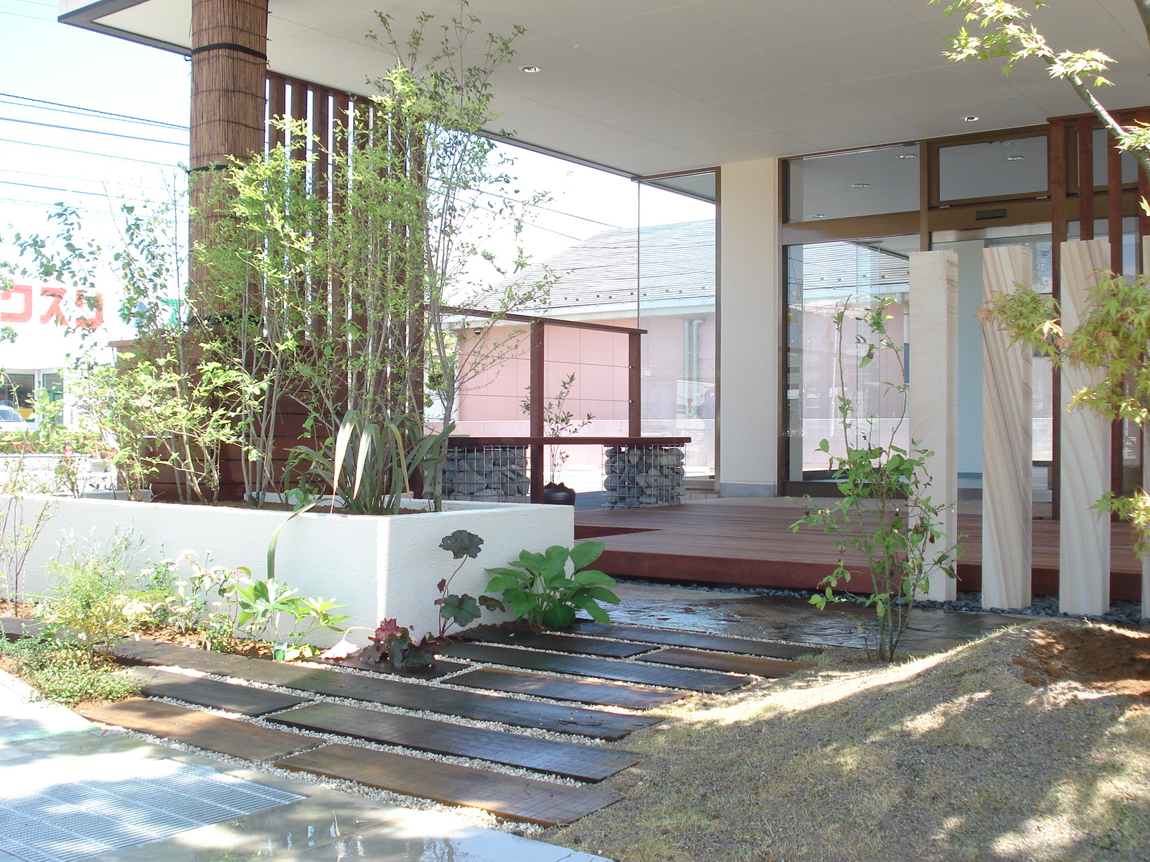 イオンモール近くの賑わいに映えるナチュラルな意匠