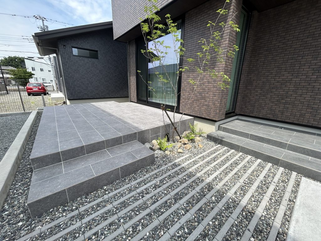 家族で過ごせる空間とゲストスペースを兼ねたアプローチ