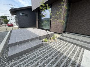 家族で過ごせる空間とゲストスペースを兼ねたアプローチ