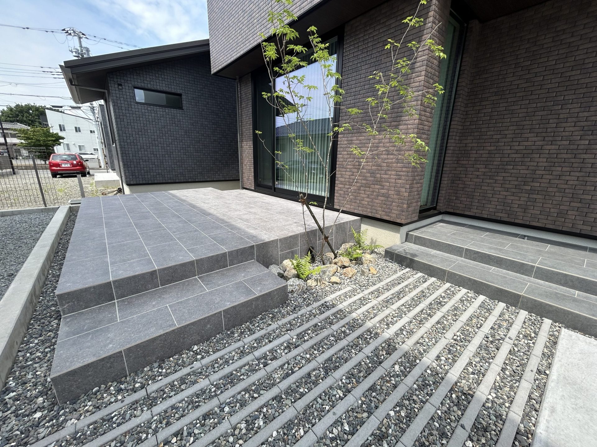 家族で過ごせる空間とゲストスペースを兼ねたアプローチ