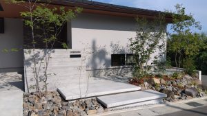 お家と道路で高低差がある状況でしたが、その高低差を利用しデザイン