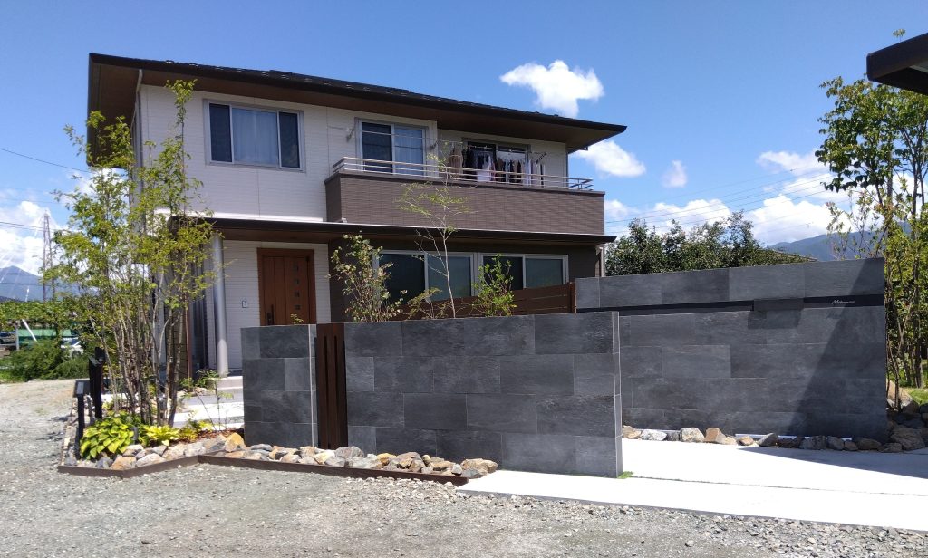 積水ハウスの質感を高める「黒タイル貼り」の門壁