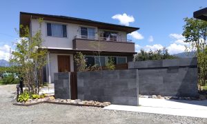 積水ハウスの質感を高める「黒タイル貼り」の門壁