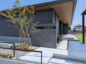 大判タイルで構成された重厚感ある門袖