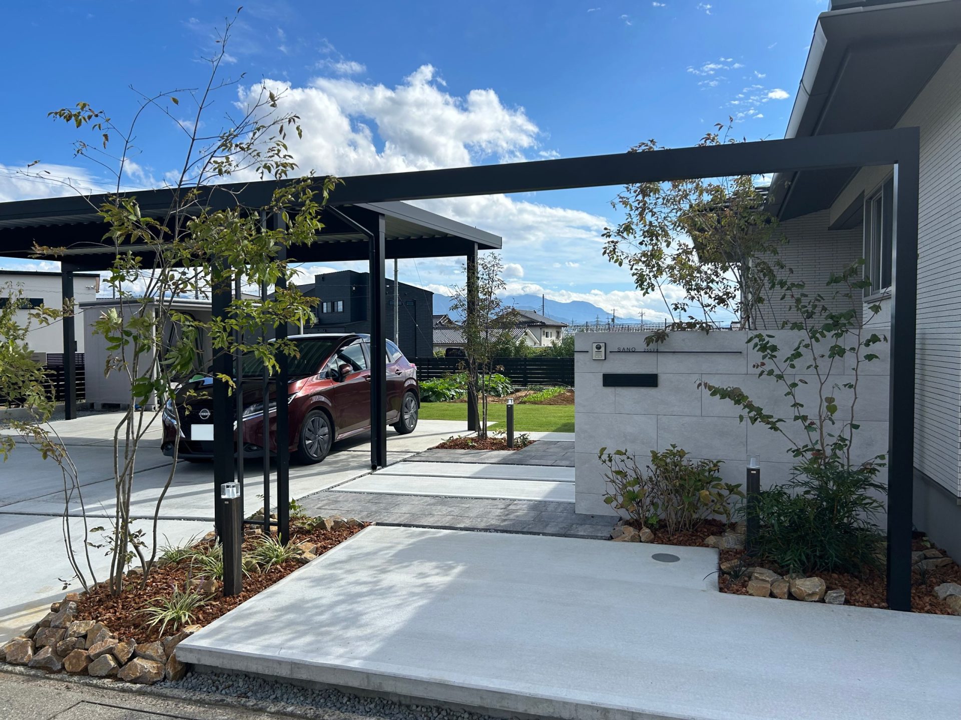 建築のシャープなデザインに合わせ、ブラックのフレームラインを軸に構成したモダン外構