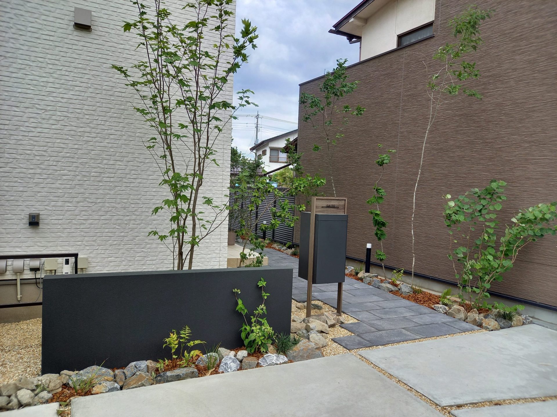 ローウォール（腰壁）と雑木が作る、奥行きのある門まわり