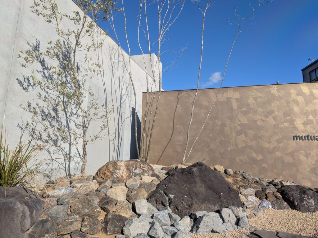 割栗石を使ったモダンでクールなドライガーデン