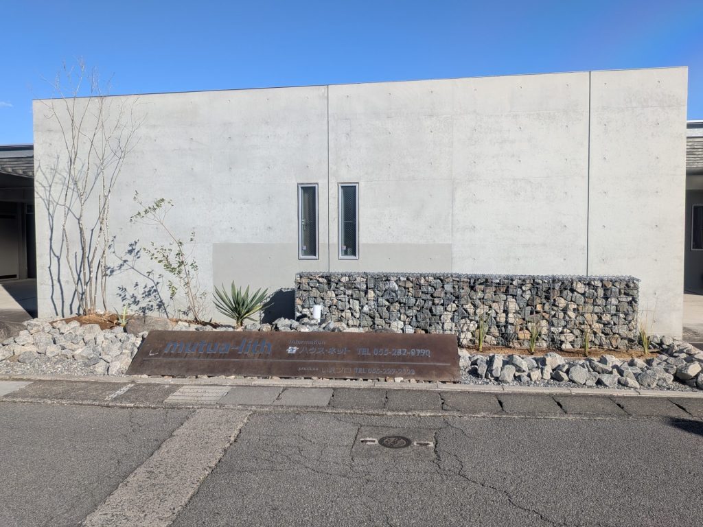 石を詰め込んだ**蛇篭（ガビオン）