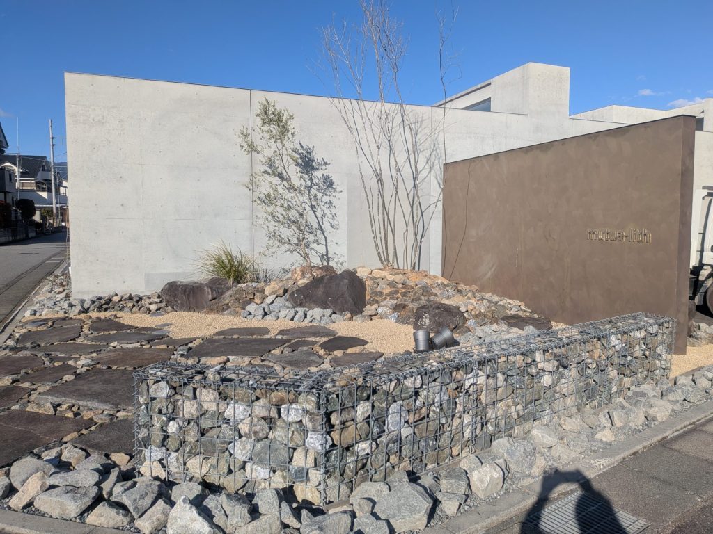 計算されたライティングと素材のコントラスト